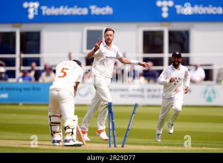 Il Sussex's Ollie Robinson celebra il bowling di Glamorgan Carlson (a sinistra) il giorno uno della partita LV= Insurance County Championship al Central County Ground 1st, Hove. Data immagine: Giovedì 18 maggio 2023. Foto Stock