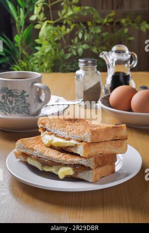 Kaya toast burro. Tradizionale stile orientale e vintage kopitiam colazione. Popolare in Malese e Singaporiano Foto Stock