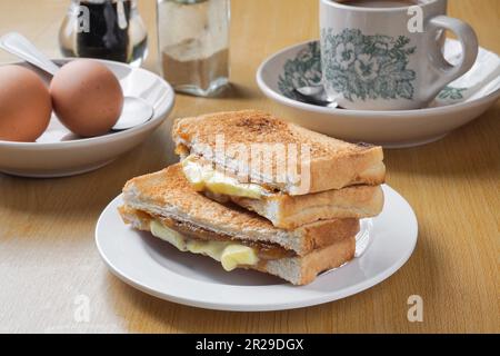 Kaya toast burro. Tradizionale stile orientale e vintage kopitiam colazione. Popolare in Malese e Singaporiano Foto Stock