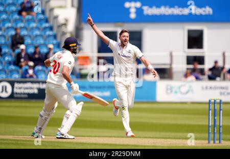 Ollie Robinson di Sussex festeggia la conquista del picchetto di Michael Neser di Glamorgan (a sinistra) il primo giorno della partita LV= Insurance County Championship al Central County Ground 1st, Hove. Data immagine: Giovedì 18 maggio 2023. Foto Stock