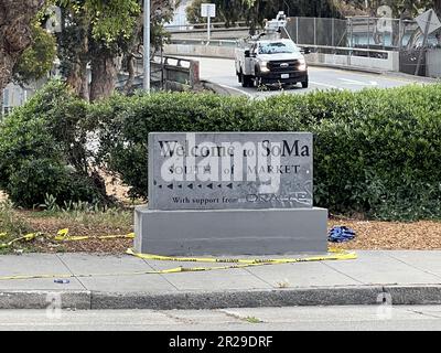 Stati Uniti. 15th maggio, 2022. Lettura del segno Benvenuti a Soma, riferendosi al quartiere del Sud del mercato di San Francisco, California, con nastro di attenzione e lettiera che circonda il segno, 15 maggio 2022. (Foto di Smith Collection/Gado/Sipa USA) Credit: Sipa USA/Alamy Live News Foto Stock