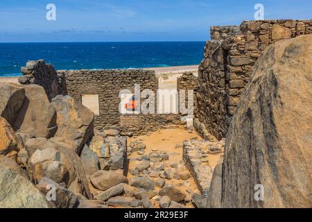 Vista sulle rovine della fonderia d'oro Bushiribana nel parco nazionale dell'isola di Aruba con parcheggio. Foto Stock