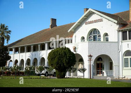 Il patrimonio storico Hydro Hotel Leeton, costruito come alloggio per Senior e personale amministrativo per il Murrumbidgee Irrigation Scheme Foto Stock