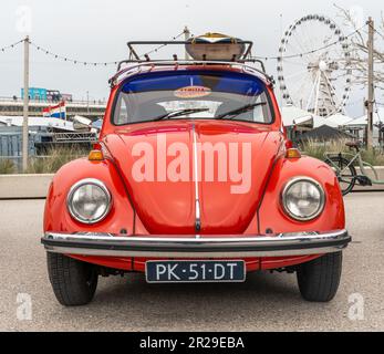 Scheveningen, Paesi Bassi, 14.05.2023, Vista frontale del classico Beetle Volkswagen dal 1973 presso la spiaggia al salone di auto classica con raffreddamento ad aria Foto Stock