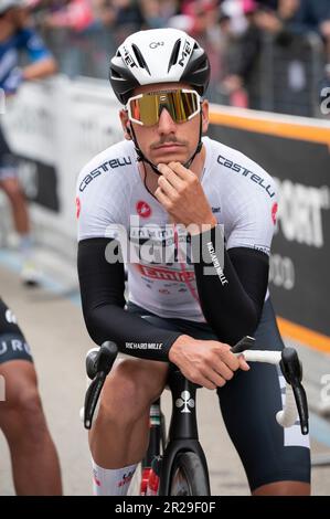 Bra, Italia. Maggio 18th 2023. Il ciclista portoghese Pedro Gonchalves Almeida, della scuderia Emirates del Team UAE e della maglia bianca al giro d'Italia, poco prima João inizio della dodicesima tappa da Bra (Cuneo) a Rivoli (Torino). Credit: Luca Presentia / Alamy Live News Foto Stock