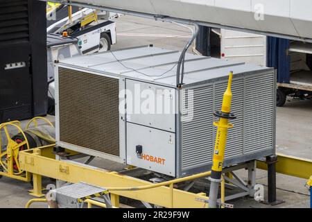 Stati Uniti. 09th Mar, 2023. Attrezzatura con logo per Hobart all'aeroporto internazionale di San Francisco (SFO), San Francisco, California, 9 marzo 2023. (Foto di Smith Collection/Gado/Sipa USA) Credit: Sipa USA/Alamy Live News Foto Stock