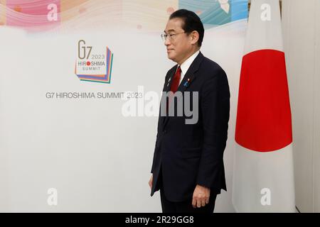 Hiroshima, Prefettura di Hiroshima, Giappone. 18th maggio, 2023. Fumio Kishida, primo ministro giapponese, attende il presidente degli Stati Uniti Joe Biden prima di un incontro bilaterale in vista del vertice dei leader del Gruppo dei sette (G-7) che si terrà a Hiroshima, in Giappone, giovedì 18 maggio 2023. (Credit Image: © POOL via ZUMA Press Wire) SOLO PER USO EDITORIALE! Non per USO commerciale! Foto Stock