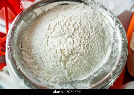 Farina di riso o grano o atta bianca in un recipiente di acciaio Foto Stock