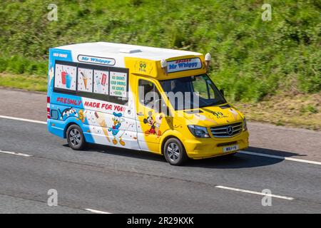 2014 Mercedes Benz Sprinter 313Cdi Ice Cream Van LCV Panel Van Diesel 2143cc; viaggiando sull'autostrada M61 UK Foto Stock