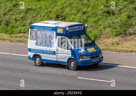 1996 90s novanta FORD TRANSIT 80 70PS viaggiando sull'autostrada M61 UK Foto Stock