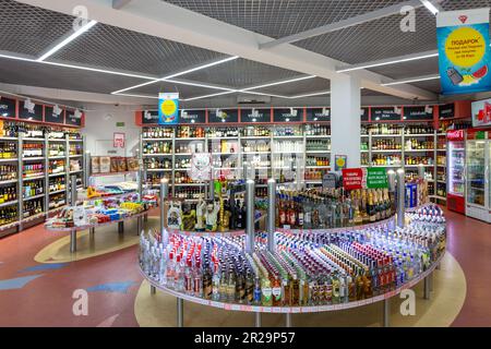 Bruzgi, Bielorussia - 11 agosto 2019: Vetrina con bevande alcoliche nel mercato di Bela Duty Free negozio al checkpoint Bruzgi Foto Stock
