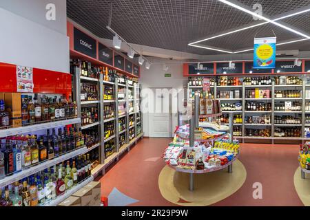 Bruzgi, Bielorussia - 11 agosto 2019: Vetrina con bevande alcoliche nel mercato di Bela Duty Free negozio al checkpoint Bruzgi Foto Stock