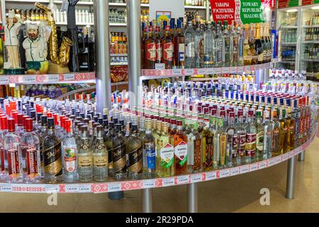 Bruzgi, Bielorussia - 11 agosto 2019: Vetrina con bevande alcoliche nel mercato di Bela Duty Free negozio al checkpoint Bruzgi Foto Stock