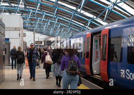 Waterloo, Londra, Regno Unito. 17th maggio, 2023. Passeggeri della South Western Railway alla stazione di Waterloo. I membri dell'ASLEF Union tornano in sciopero mercoledì 31 maggio 31 2023 e sabato 3 giugno 2023 in una controversia in corso sulla retribuzione. Credito: Maureen McLean/Alamy Foto Stock