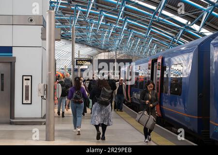 Waterloo, Londra, Regno Unito. 17th maggio, 2023. Passeggeri della South Western Railway alla stazione di Waterloo. I membri dell'ASLEF Union tornano in sciopero mercoledì 31 maggio 31 2023 e sabato 3 giugno 2023 in una controversia in corso sulla retribuzione. Credito: Maureen McLean/Alamy Foto Stock