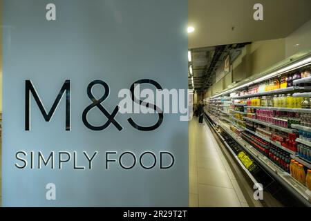 Londra - Maggio 2023: M & S Simply Food Store all'interno di un nuovo cambiamento nella città di Londra. Foto Stock