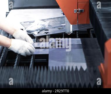 Primo piano operaio industriale utilizzare CNC fibra laser macchina di taglio. Foto Stock