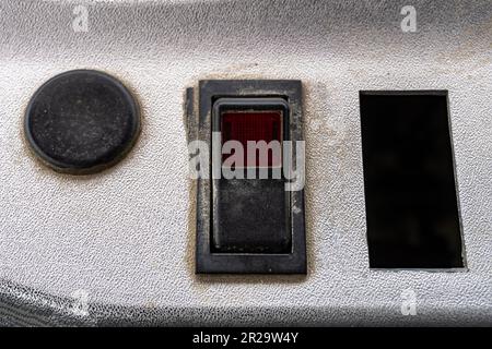 Un pulsante di alimentazione del trattore e una spia di stato Foto Stock