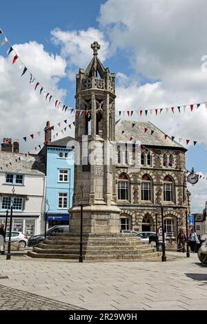 Piazza della Città con il Memoriale di Guerra a Launceston in Cornovaglia Foto Stock