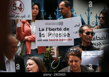 Tunisi, Tunisia. 18th maggio, 2023. L'Unione dei giornalisti tunisini (SNJT) ha lanciato un appello ai giornalisti per protestare contro la condanna della giornalista Khalifa Guesmi a cinque anni di carcere a Tunisi, in Tunisia, il 18 maggio 2023. Guesmi lavora per Mosaique FM. (Foto di Mohamed KRIT/Sipa USA) Credit: Sipa USA/Alamy Live News Foto Stock