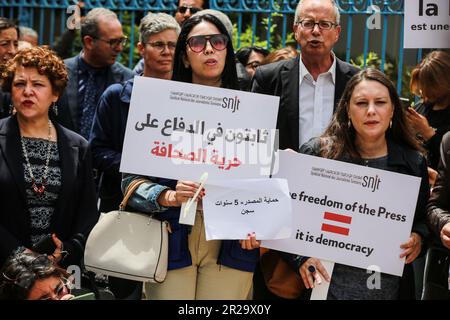 Tunisi, Tunisia. 18th maggio, 2023. L'Unione dei giornalisti tunisini (SNJT) ha lanciato un appello ai giornalisti per protestare contro la condanna della giornalista Khalifa Guesmi a cinque anni di carcere a Tunisi, in Tunisia, il 18 maggio 2023. Guesmi lavora per Mosaique FM. (Foto di Mohamed KRIT/Sipa USA) Credit: Sipa USA/Alamy Live News Foto Stock