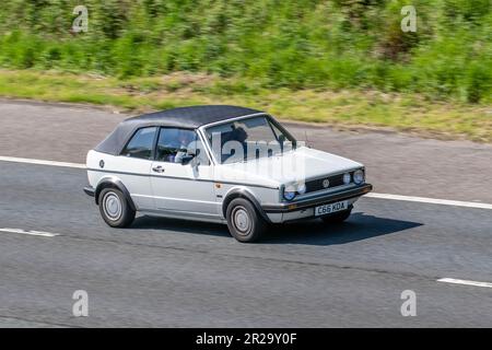 1986 80s ottanta FORD SIERRA 1796cc benzina auto; viaggiando velocemente sull'autostrada M61, Regno Unito Foto Stock