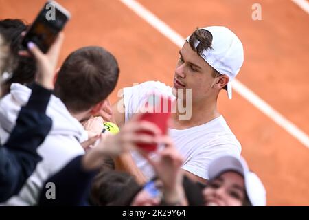 Roma, Italia. 18th maggio, 2023. Holger Rune di Danimarca firma autografi dopo un allenamento al torneo di tennis Internazionale BNL d'Italia al Foro Italico di Roma il 18th maggio 2023. Credit: Insidefoto di andrea staccioli/Alamy Live News Foto Stock