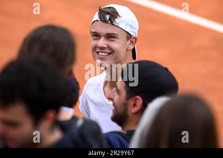 Roma, Italia. 18th maggio, 2023. Holger Rune di Danimarca sorride dopo un allenamento al torneo internazionale di tennis BNL d'Italia al Foro Italico di Roma il 18th maggio 2023. Credit: Insidefoto di andrea staccioli/Alamy Live News Foto Stock