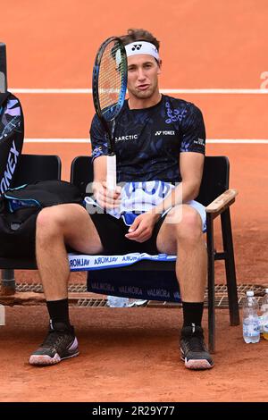 Roma, Italia. 18th maggio, 2023. Casper Ruud di Norvegia si riposa durante il suo allenamento al torneo di tennis Internazionale BNL d'Italia al Foro Italico di Roma il 18th maggio 2023. Credit: Insidefoto di andrea staccioli/Alamy Live News Foto Stock