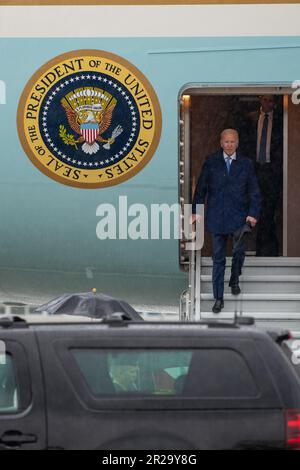 Iwakuni, Giappone. 18th maggio, 2023. Il presidente Joseph R. Biden arriva alla stazione aerea del corpo dei Marine di Iwakuni, Giappone, il 18 maggio 2023. Biden parteciperà al Summit G7 di Hiroshima insieme ai leader mondiali di Giappone, Italia, Canada, Francia, Regno Unito, La Germania e l’Unione europea. Foto di CPL. Evan Jones/USMC/UPI Credit: UPI/Alamy Live News Foto Stock