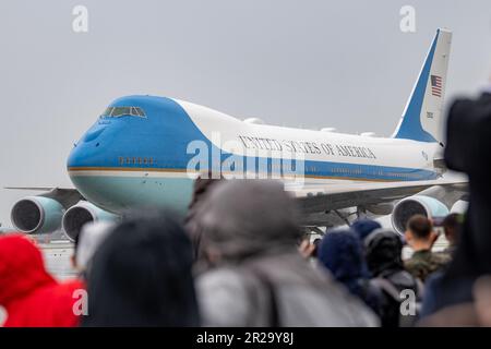 Iwakuni, Giappone. 18th maggio, 2023. Air Force One arriva alla stazione aerea del corpo dei Marine di Iwakuni, Giappone, il 18 maggio 2023. Il Presidente Joseph R. Biden parteciperà al Vertice G7 di Hiroshima insieme ai leader mondiali di Giappone, Italia, Canada, Francia, Regno Unito, La Germania e l’Unione europea. Foto di CPL. Evan Jones/USMC/UPI Credit: UPI/Alamy Live News Foto Stock