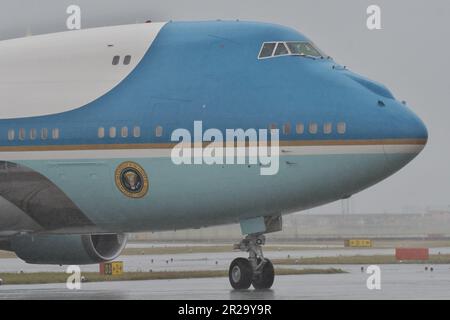 Iwakuni, Giappone. 18th maggio, 2023. STATI UNITI Il Presidente Joe Biden a bordo dell'Air Force One arriva negli Stati Uniti Marine Corps Air Station Iwakuni parteciperà al summit di Hiroshima del G7 a Iwakuni, prefettura di Yamaguchi, Giappone, giovedì 18 maggio 2023. Foto di Keizo Mori/UPI Credit: UPI/Alamy Live News Foto Stock