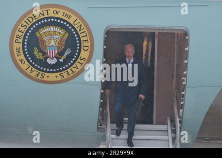 Iwakuni, Giappone. 18th maggio, 2023. STATI UNITI Il presidente Joe Biden arriva negli Stati Uniti Marine Corps Air Station Iwakuni parteciperà al summit di Hiroshima del G7 a Iwakuni, prefettura di Yamaguchi, Giappone, giovedì 18 maggio 2023. Foto di Keizo Mori/UPI Credit: UPI/Alamy Live News Foto Stock