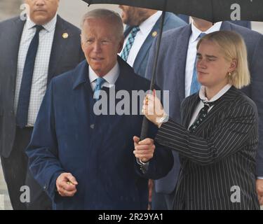 Iwakuni, Giappone. 18th maggio, 2023. STATI UNITI Il presidente Joe Biden arriva negli Stati Uniti Marine Corps Air Station Iwakuni parteciperà al summit di Hiroshima del G7 a Iwakuni, prefettura di Yamaguchi, Giappone, giovedì 18 maggio 2023. Foto di Keizo Mori/UPI Credit: UPI/Alamy Live News Foto Stock