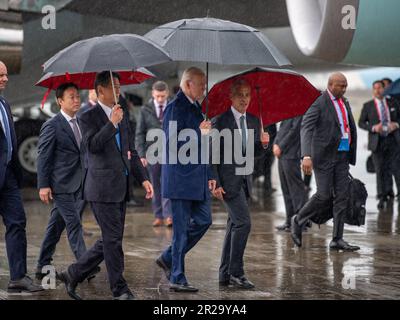 Iwakuni, Giappone. 18th maggio, 2023. Il presidente Joseph R. Biden arriva alla stazione aerea del corpo dei Marine di Iwakuni, Giappone, il 18 maggio 2023. Biden parteciperà al Summit G7 di Hiroshima insieme ai leader mondiali di Giappone, Italia, Canada, Francia, Regno Unito, La Germania e l’Unione europea. Foto di CPL. Evan Jones/USMC/UPI Credit: UPI/Alamy Live News Foto Stock