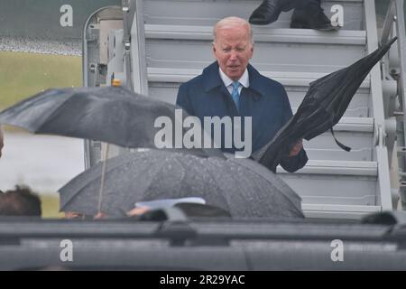 Iwakuni, Giappone. 18th maggio, 2023. STATI UNITI Il presidente Joe Biden arriva negli Stati Uniti Marine Corps Air Station Iwakuni parteciperà al summit di Hiroshima del G7 a Iwakuni, prefettura di Yamaguchi, Giappone, giovedì 18 maggio 2023. Foto di Keizo Mori/UPI Credit: UPI/Alamy Live News Foto Stock