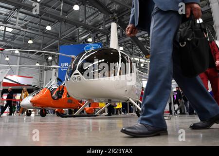 Mosca, Russia. 18th maggio, 2023. La gente visita la mostra dell'industria dell'elicottero HeliRussia 2023 a Mosca, Russia, il 18 maggio 2023. La mostra è iniziata giovedì e durerà fino al 20 maggio. Credit: Alexander Zemlianichenko Jr/Xinhua/Alamy Live News Foto Stock