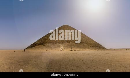 La piramide rossa nella necropoli di Dahschur, Egitto Foto Stock