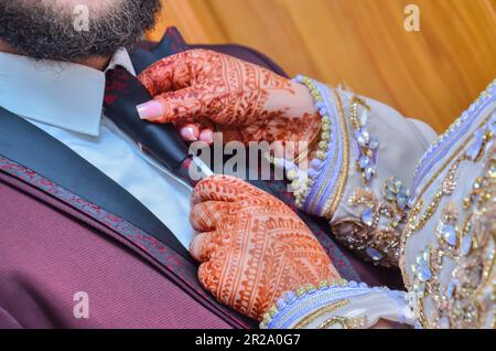 Una coppia marocchina mani Foto Stock