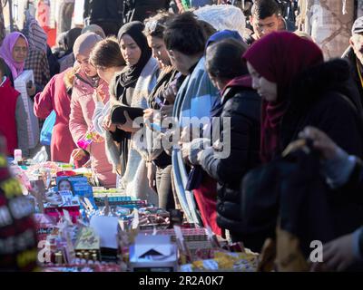 Sousse, Tunisia, 15 gennaio 2023: Stallo del mercato con gli articoli cosmetici come rossetti, smalto per unghie e trucco è visitato da molte donne tunisine Foto Stock