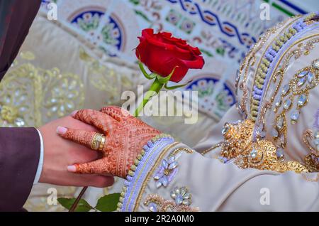 Una coppia marocchina mani Foto Stock