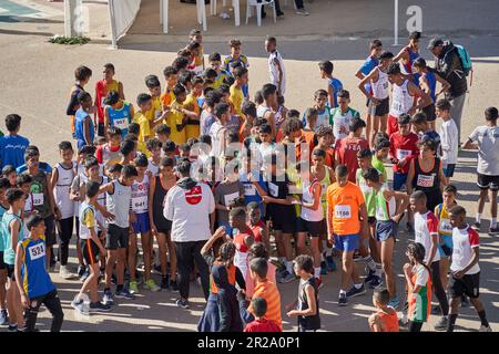 Sousse, Tunisia, 15 gennaio 2023: Gruppo di giovani tunisini maschi pronti per l'inizio della corsa a lunga distanza Foto Stock