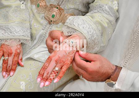 Una coppia marocchina mani Foto Stock