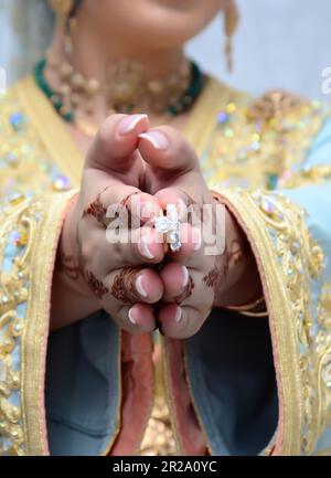 Donna marocchina con tradizionali dipinti henné mani Foto Stock