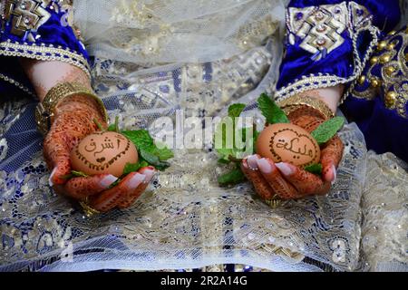 Donna marocchina con tradizionali dipinti henné mani Foto Stock