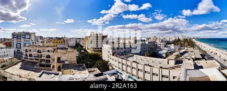 Sousse, Tunisia, 22 gennaio 2023: Panorama dei tetti del centro di Sousse con la spiaggia di Boujaafar e il Mar Mediterraneo Foto Stock