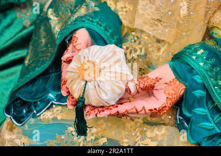 Donna marocchina con tradizionali dipinti henné mani Foto Stock