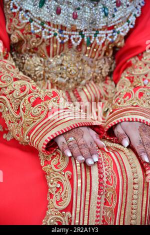 Donna marocchina con tradizionali dipinti henné mani Foto Stock