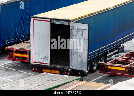 Barcellona, Spagna - 17 aprile 2023: Rimorchio per container parcheggiato con la porta aperta nella banchina di carico del porto di Barcellona, Catalogna, Spagna Foto Stock