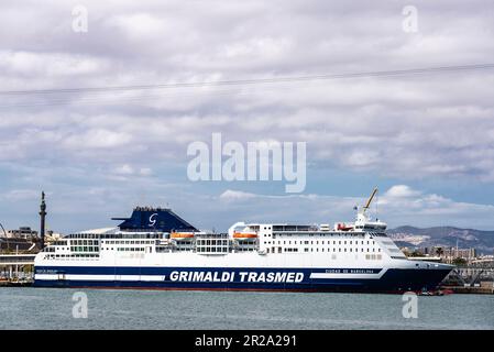 Barcellona, Spagna - 17 aprile 2023: Nave da crociera Grimaldi Trasmed ormeggiata nel porto di Barcellona, Catalogna, Spagna Foto Stock